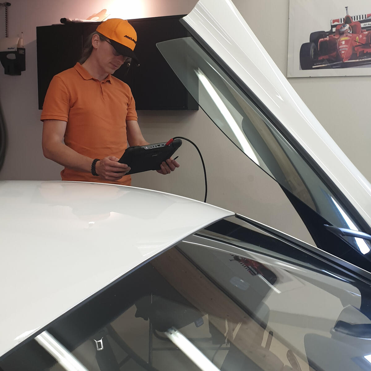 Untitled Diagnostik med OBD-skanner på sportbil hos kund.